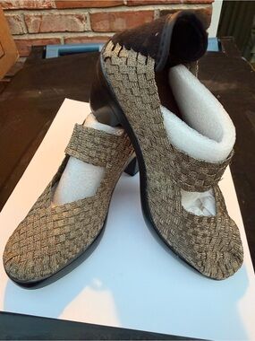 bernie mev. Gold Woven Mary Jane heels
